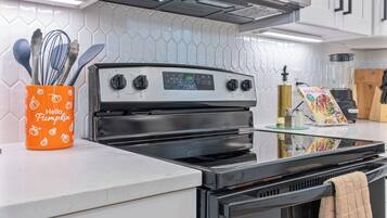 House (4 Bedrooms) | Private kitchen | Microwave, oven, coffee/tea maker, dining tables