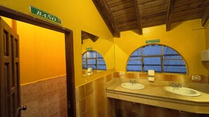 Economy Room | Bathroom