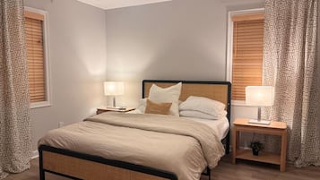 Työpöytä, silitysrauta/-lauta, Wi-Fi, vuodevaatteet