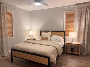 Työpöytä, silitysrauta/-lauta, Wi-Fi, vuodevaatteet