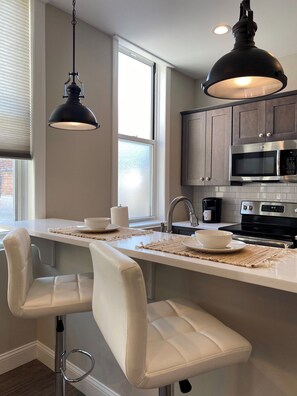 Microondas, horno, parrilla de estufa y lavavajillas