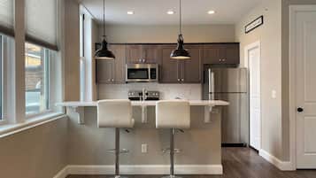 Microondas, horno, parrilla de estufa y lavavajillas