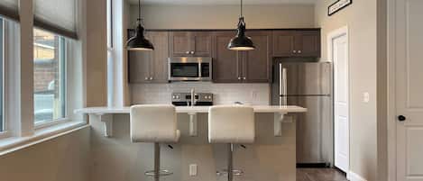 Microondas, horno, placa de cocina, lavavajillas