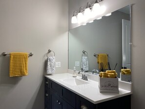 Hair dryer, towels, soap, shampoo - Luxury Loft/2 Beds - Civic Center/Cafe/Brewery/Farmers Market - FREE Garage Park (Glens Falls)