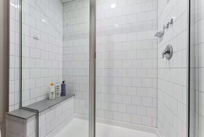 Haartrockner, Handtücher, Seife, Shampoo
