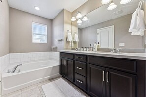 Shower, hair dryer, towels - Modern Spacious TownHome in Central Park (Aurora)