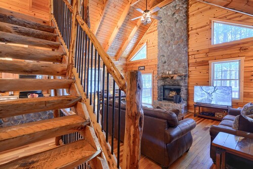 Welcome to the Outpost; Hot Tub, Pool Table, Wifi & Location Await You!