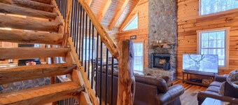 Welcome to the Outpost; Hot Tub, Pool Table, Wifi & Location Await You!