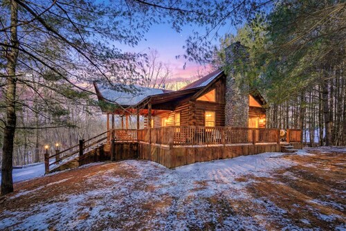 Welcome to the Outpost; Hot Tub, Pool Table, Wifi & Location Await You!