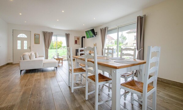 Dining - House Au bord des Bois (FRALIGNES)