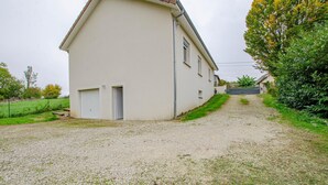 Ein eingeschossiges Haus mit einem Schotterweg, der zu einem verschlossenen Eingang führt.