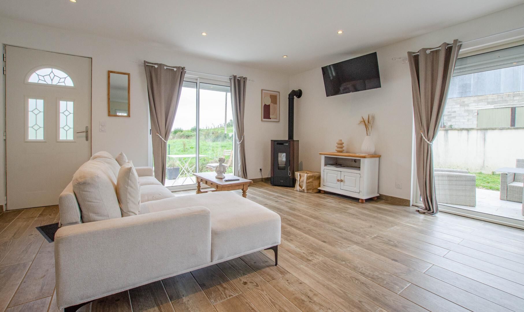 Una televisión, una chimenea