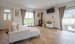 TV, fireplace - House Au bord des Bois (FRALIGNES)