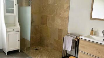 Shower, hair dryer, towels