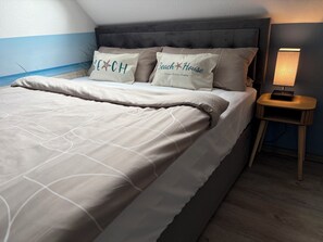 2 chambres, bureau, fer et planche à repasser, lit parapluie