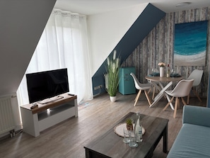 TV, books - 62m² junior suite with castle view and large roof terrace + free parking lot (Dresden)