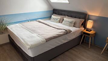 2 Schlafzimmer, Schreibtisch, Bügeleisen/Bügelbrett, Reisekinderbett