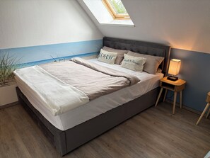 2 Schlafzimmer, Schreibtisch, Bügeleisen/Bügelbrett, Reisekinderbett