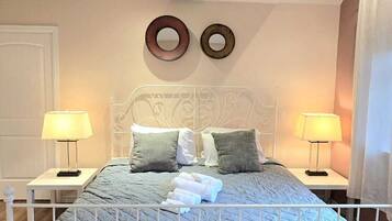 1 habitación, tabla de planchar con plancha, wifi y ropa de cama