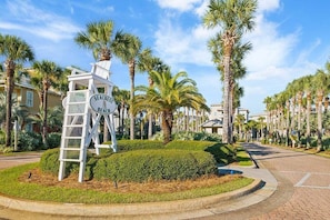 Property grounds - Anchor's Away is a Spacious 5-bedroom retreat in Seacrest Beach with Lagoon Pool access and bikes! (Seacrest Beach)