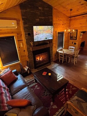 Una televisión, una chimenea