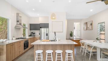 ميكروويف، فرن، موقد طهي مسطح، غسالة أطباق