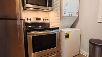 Dishwasher, cookware/dishes/utensils, dining tables