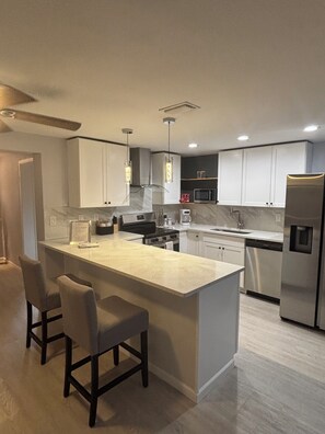 Microondas, horno, parrilla de estufa y lavavajillas 