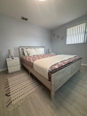 3 habitaciones, tabla de planchar con plancha, wifi y ropa de cama 