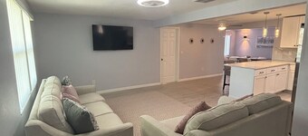 Charming Spacious 3-Bedbroom Family Retreat. Near Tarpon Springs and Greek Town!