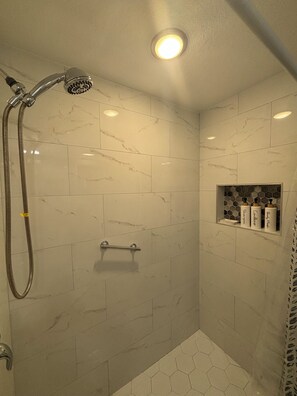 Dusche, Haartrockner, Handtücher, Seife