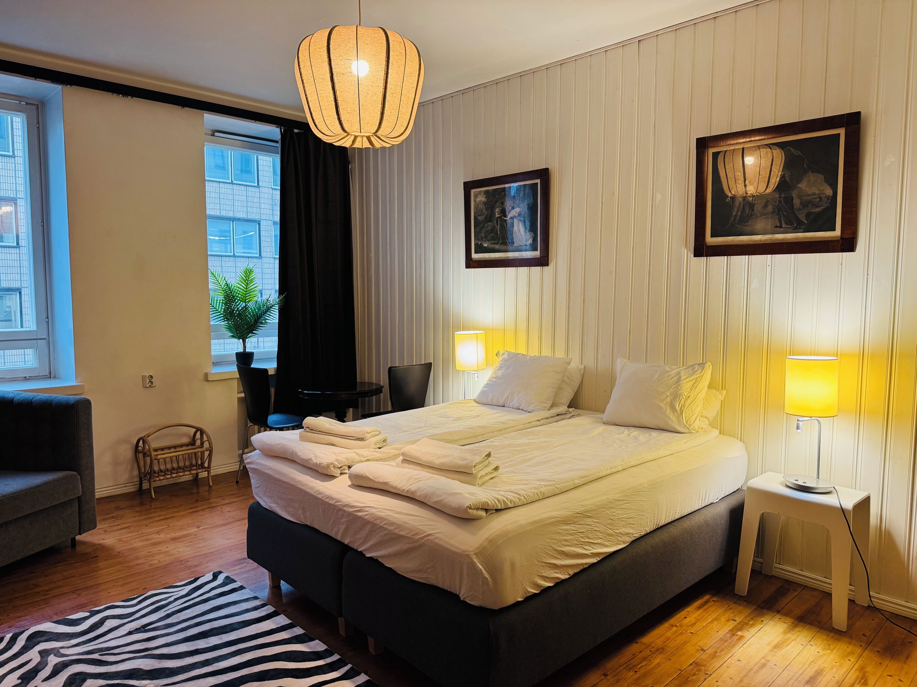 2 عدّة غرف نوم ومكواة/لوح كي وواي فاي وملاءات أسرّة