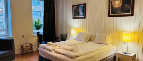 2 عدّة غرف نوم ومكواة/لوح كي وواي فاي وملاءات أسرّة