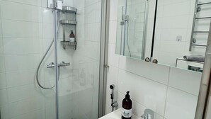 シャワー、バスアメニティ (無料)、ヘアドライヤー、ビデ