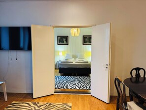 2 chambres, bureau, chambres insonorisées, fer et planche à repasser