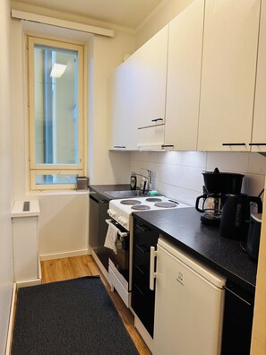 Fridge, oven, stovetop, dishwasher
