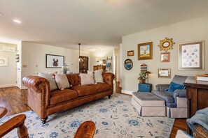 TV - Loft 2-bedroom/1bath in Pewee Valley close to Louisville (Pewee Valley)