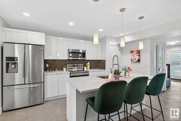Private kitchen - Fully Furnished 3-Bedroom Duplex – Near K–9 Schools & Amenities! (Edmonton)