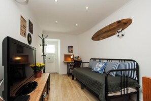 1 habitación, escritorio, tabla de planchar con plancha y cuna de viaje