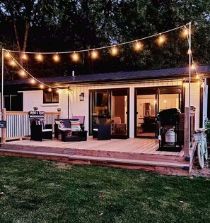 Exterior - Lakefront "Wine Down" Cottage (Spring Lake)