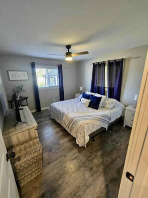 2 bedrooms, iron/ironing board, Internet, bed sheets - Lakefront "Wine Down" Cottage (Spring Lake)