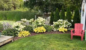 Property grounds - Lakefront "Wine Down" Cottage (Spring Lake)