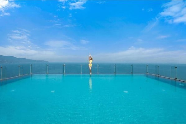 Outdoor pool - Canvas Danang Beach Hotel (Da Nang)