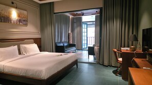 Safe på rommet, skrivebord og skrivebord for bærbar PC