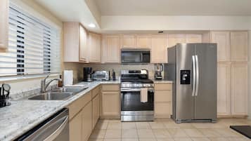 Refrigerador, microondas, horno, placa de cocina