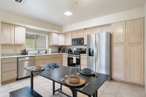 雪櫃、微波爐、焗爐、爐具