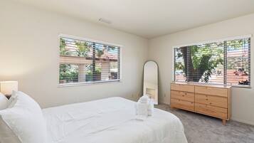 2 habitaciones, escritorio, tabla de planchar con plancha y wifi gratis