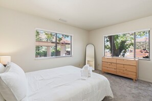 2 soverom, skrivebord, strykejern/-brett og wi-fi (inkludert)