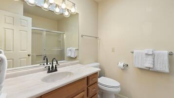 Haartrockner, Handtücher, Seife, Shampoo