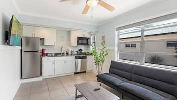 Een koelkast, een magnetron, een kookplaat, een vaatwasser